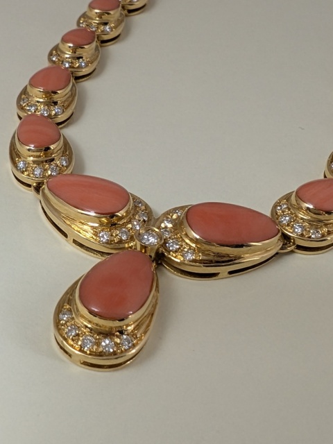 Kolia złota z koralami i brylantami