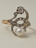 Pierścionek złoty z perełką i diamencikami